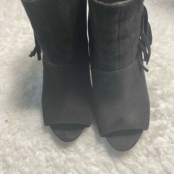 Guess Aziz black suede fringe ankle boots peep toe gold tone accent SZ9.5 - Picture 3 of 10
